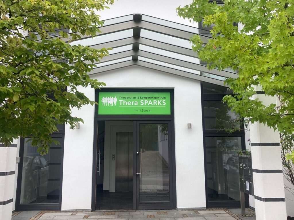 Eingang des Therapeuten- und Kompetenzzentrums TheraSPARKS in Wolfratshausen